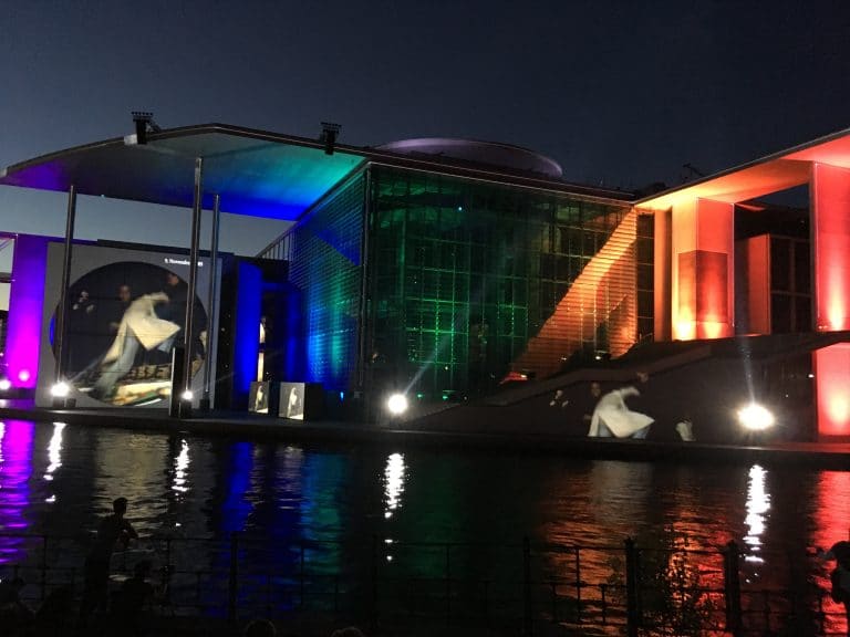 Besuch einer spektakulären Film- und Lichtprojektion in Berlin