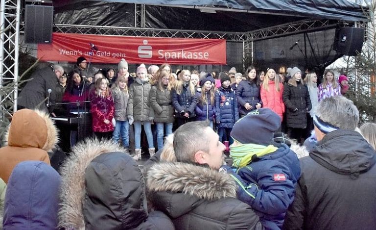 Jahrgangsstufe 5 präsentiert sich auf Christkindlmarkt in Fröndenberg